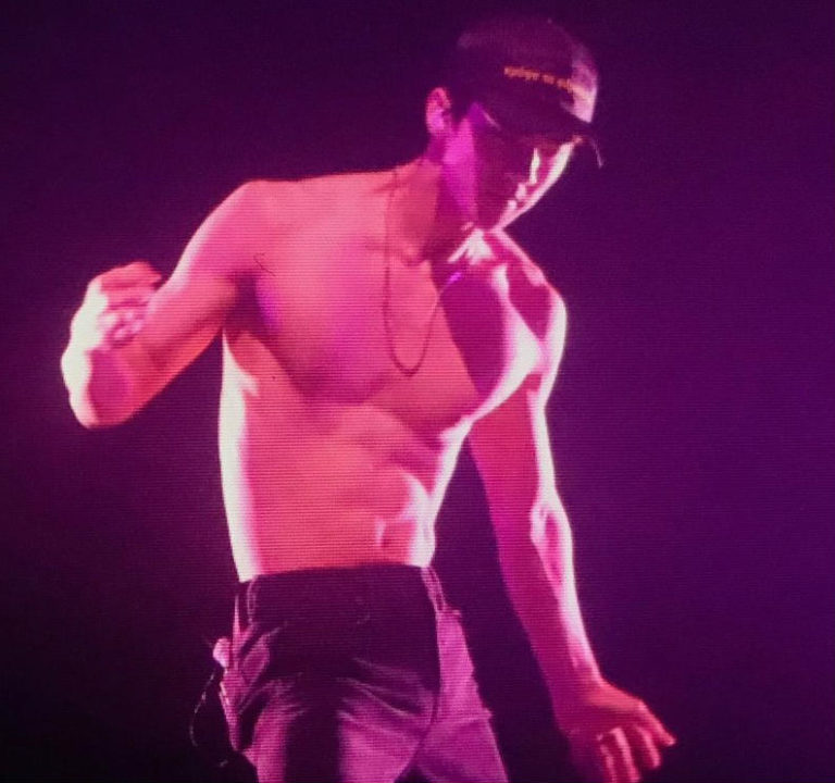 EXOセフン、ライブでセクシーな腹筋を披露