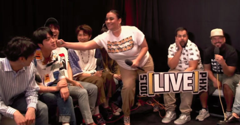 防弾少年団(BTS)のジン、アメリカ人女性MCに「僕の肌に触ってみる?」