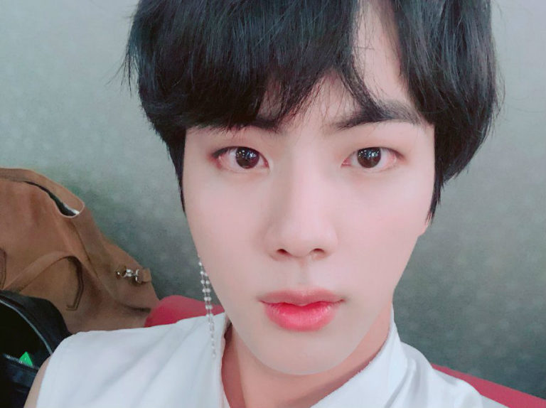 防弾少年団(BTS)のジン、”冬の郵便局前で”のカバー音源を公開[BTS Festa2018]