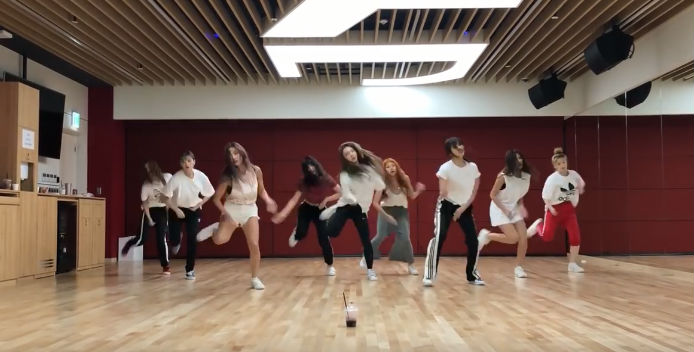 Twice Dance The Night Away Jyp新練習室ver のダンス練習映像が公開 デバク