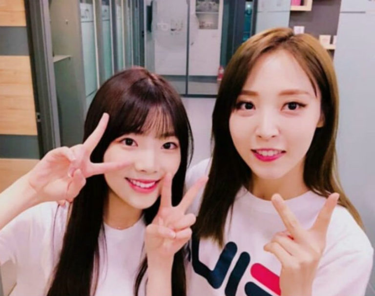ムンビョル(Mamamoo)、プデュ48参加中のナ・ゴウンとの写真をシェア