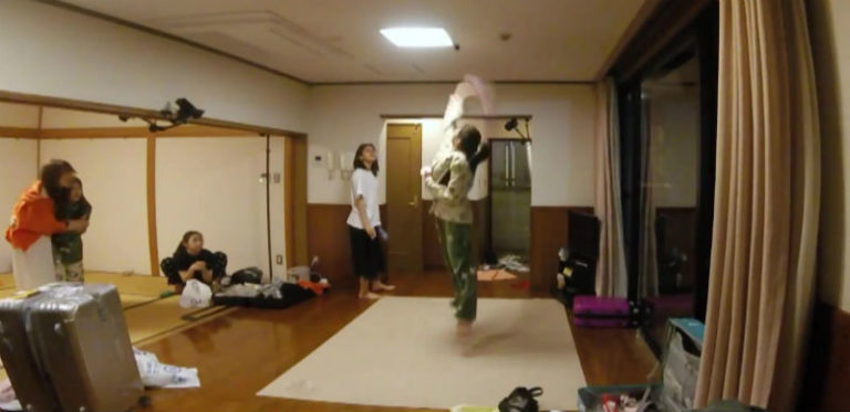 リアリティ番組”IZOne Chu”：D-7予告 – クォン・ウンビ、ティッシュ箱で虫を叩く