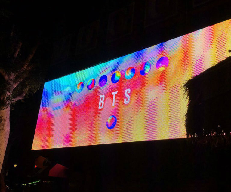 BTS(防弾少年団)の謎の映像、米ハリウッドに登場 – コラボや新曲を予想する声