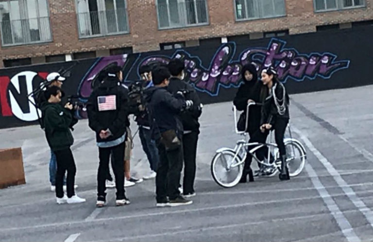 BlackPinkのジェニ、英ロンドンで目撃 – ソロ曲のMV撮影?