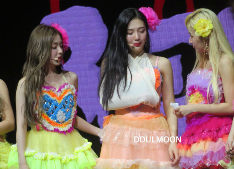 Red Velvetのジョイ、シンガポール公演中に肩を負傷 – 途中で舞台を降りる