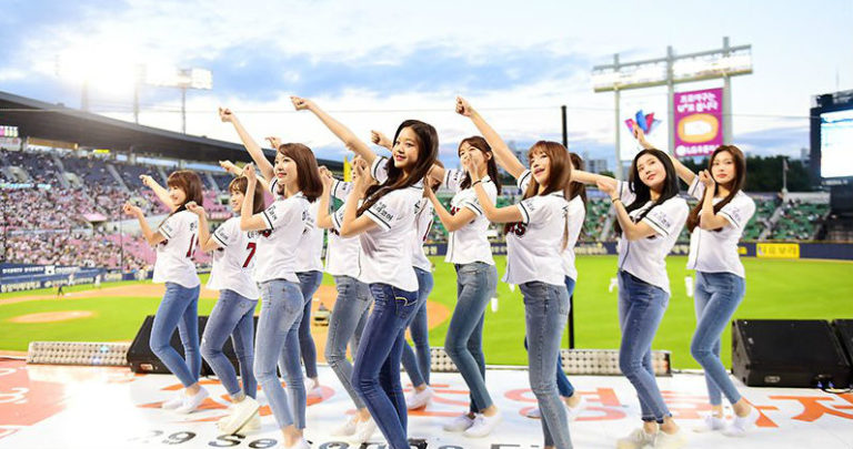 IZOne(アイズワン)、野球の試合会場で”ネッコヤ”披露
