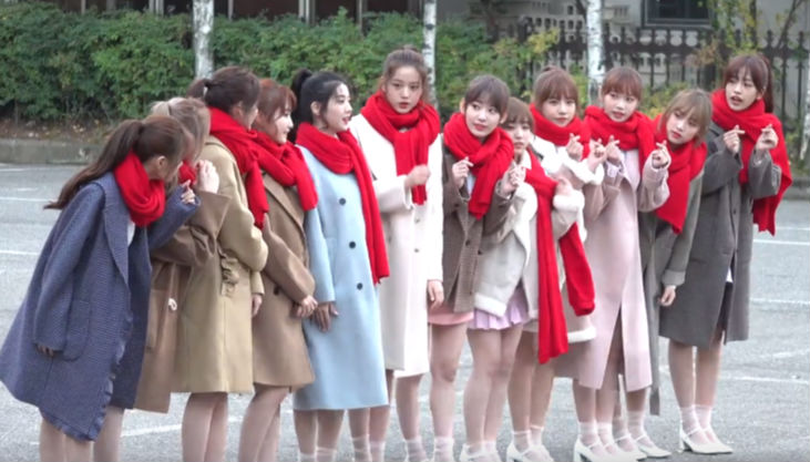 赤マフラー姿のIZOne(アイズワン)、”ミュージックバンク”に初出勤