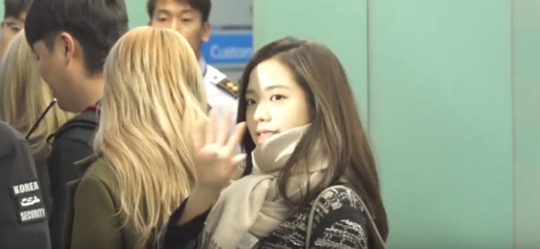 BlackPink、タイに向け出国(1/9)