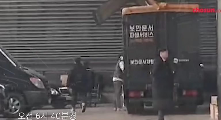 スンリ警察聴取の翌朝、YG社屋に廃棄業者トラック