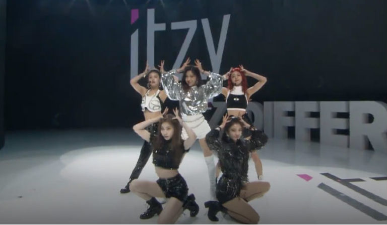 ITZY、デビュー曲”Dalla Dalla”のパフォーマンスを初披露