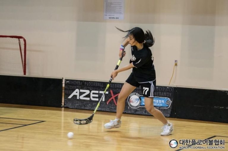 ITZYのユナ、栄福女子中”フロアボール”部時の新たな写真公開