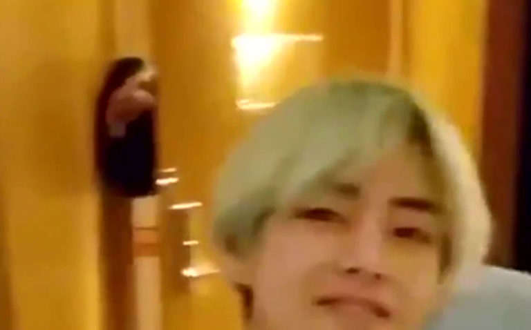 BTSのVライブ中に、日本の女性ファンが映り込む? – ホテルのドアを開ける