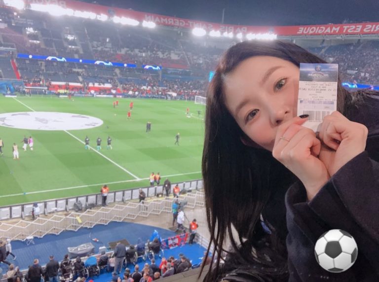 アイリン(Red Velvet)、CL観戦！”マンU vs PSG”のチケットを手にポーズ