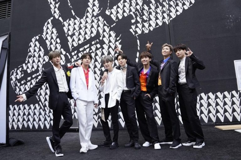 BTS(防弾少年団)、「The Voice」フィナーレに登場！”Boy With Luv”披露
