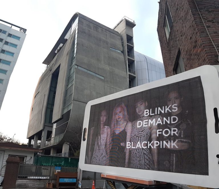 BlackPinkファンら社屋前でデモ → YG「来年初めにカムバ…愛情ある叱責に感謝」