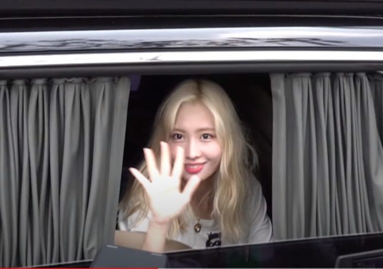 TWICEモモら、ラジオ「正午の希望曲」に出勤