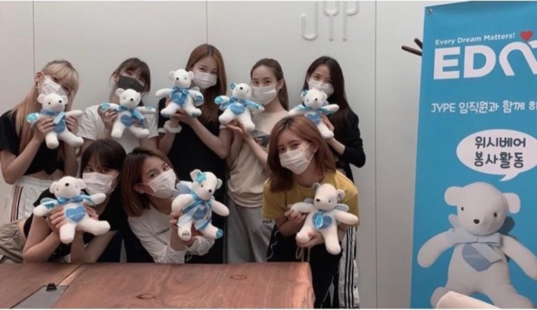 NiziU、難病患者の治癒祈願「ウィッシュベア」作りに参加