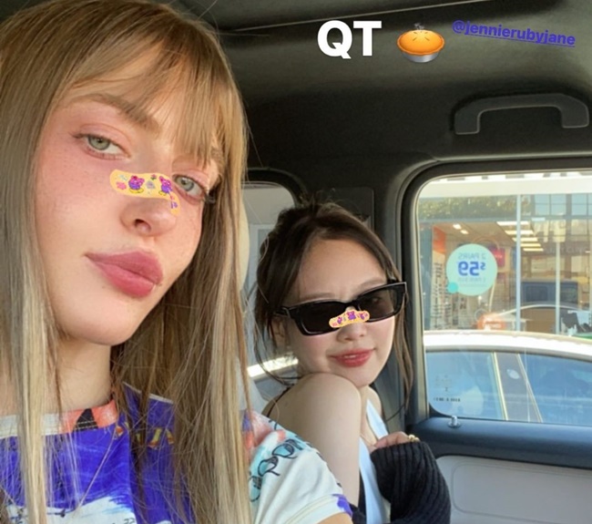 BlackPink「ジェニ」LA写真公開 – シミ・カドラと一緒