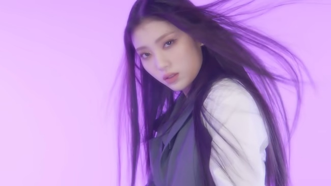 「Kep1er」ファッション誌に初登場 -「シャオティン」の映像公開