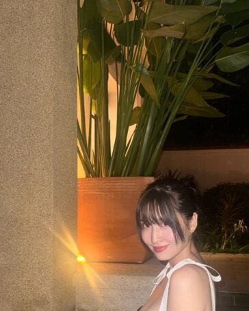 TWICEモモ、ビキニ姿公開！プールを満喫 - デバク