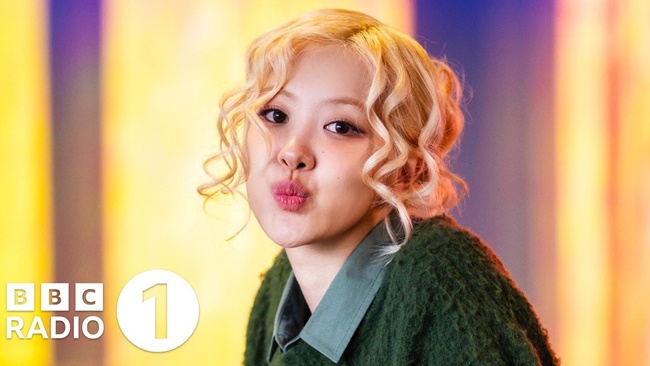 BlackPinkロゼ、英BBCラジオ「Live Lounge」に登場！APT.、ラストクリスマス歌唱披露