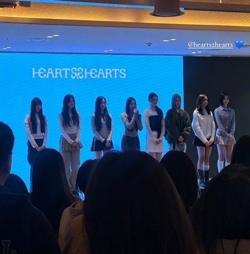 “全員スタイルいい”「Hearts2Hearts」- SM社屋イベントに出席….横並び写真に反響！デビュー迫る