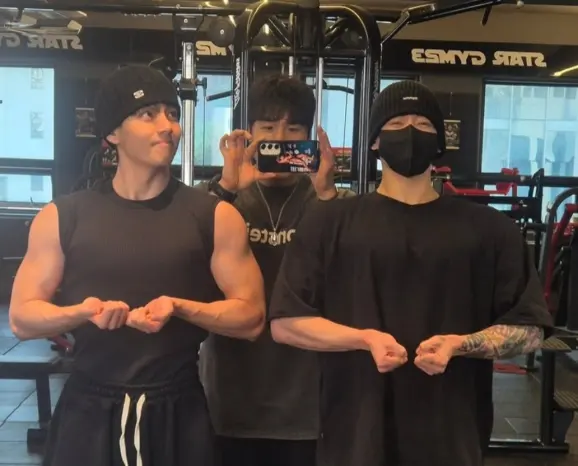 “来月除隊”BTSジョングク&テヒョン、ジム写真！筋肉ポーズ