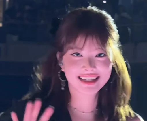 Le Sserafimウンチェ「上唇」に違和感、指摘する声…フィラー? メイクのせい? [韓国オンラインコミュニティ反応]