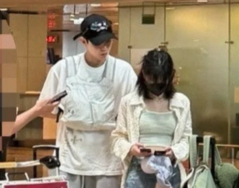 キム・ユジョン x キム・ドフン「熱愛説」…空港で一緒にいる姿キャッチ！→ 事務所は否定「”親愛なるX”団体旅行」