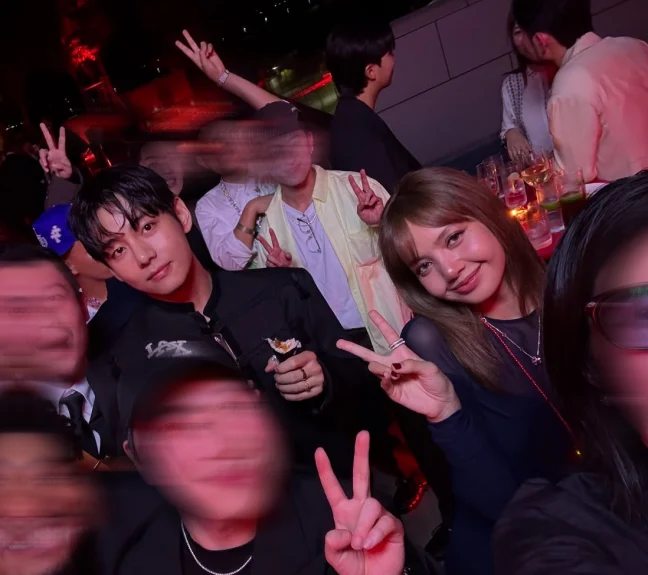 BTSテヒョン x BlackPinkリサ、一緒に写真！パラダイス・アートナイト出席