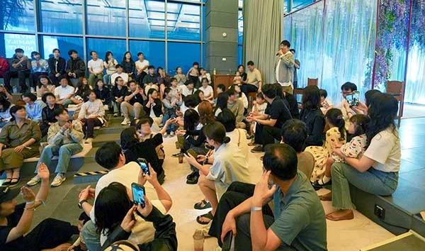 パンシヒョク、HYBE花火鑑賞会にサプライズ登場 – 従業員と談笑