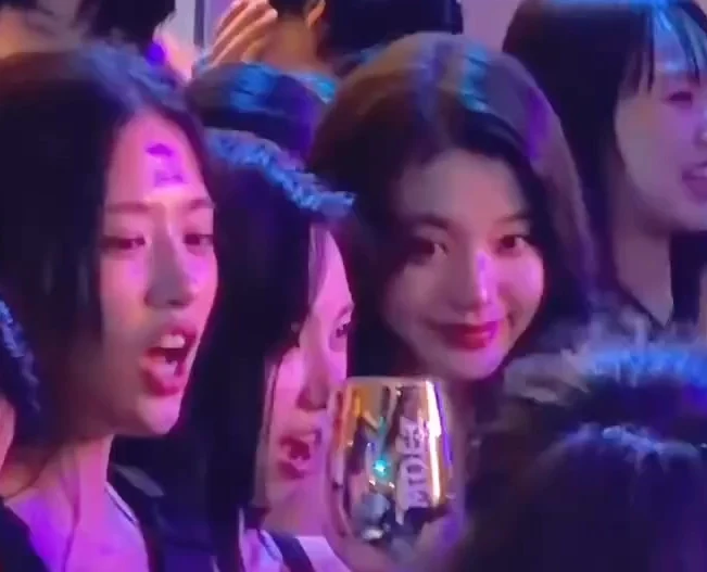 ウォニョン x カリナ – 隣同士でノリノリ姿！[W乳がんイベンント]