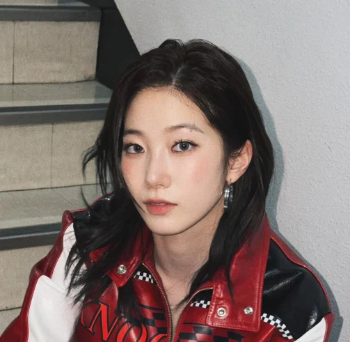 Le Sserafimカズハ、「散歩」カバー歌唱に好反響！「声がいい」「一番上達するメンバー」