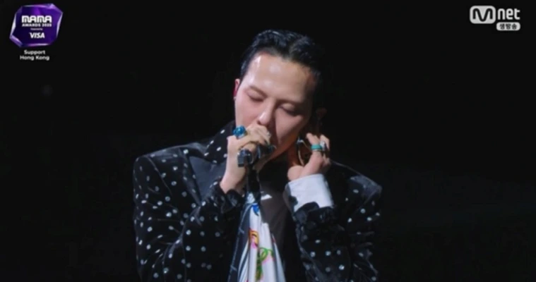 G-Dragon、「2025 MAMA」歌唱に酷評の声…本人は「サムズダウン」絵文字