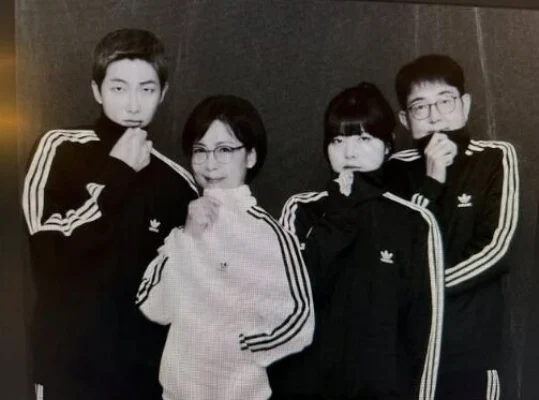 BTS「RM」、家族写真を公開！妹, 両親と、お揃いジャージ姿