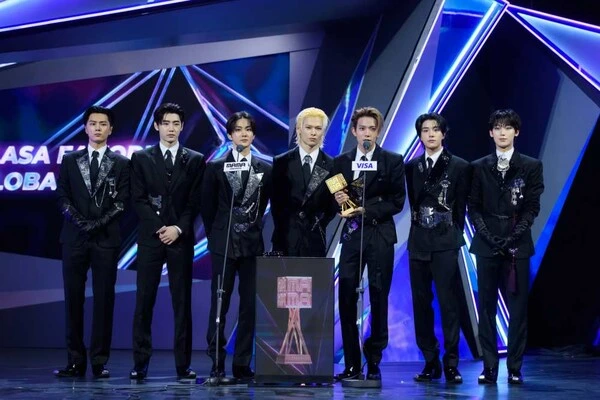 [MAMA] ENHYPEN、初大賞で「パンシヒョク」に感謝「人として尊重、商品ではなく」