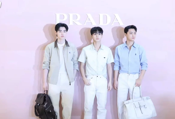 ENHYPEN、「ヒスン脱退」後初公の場！「プラダ」店舗訪問 – ソンフン, ジョンウォン, ジェイ