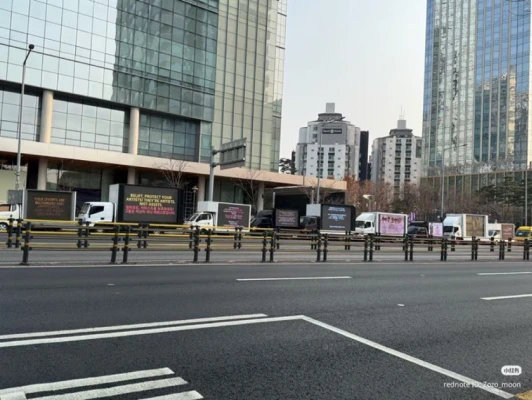 「ヒスン脱退」に抗議！トラック10台、HYBE社屋前に登場….「ENHYPEN所属維持を」