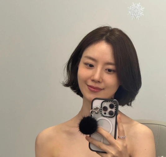 ムン・チェウォン、結婚発表「相手は芸能人ではない、式は2026年6月」