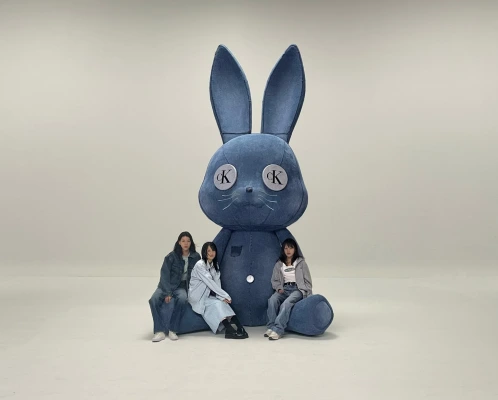 NewJeans、HYBE対立→お蔵入りセット公開…英アーティスト「カルバン・クラインで使われる予定だった…」