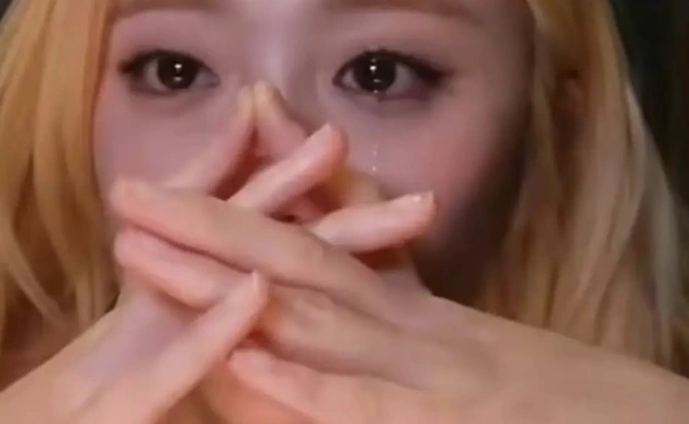 Le Sserafimユンジン、配信で涙…「Celebration」音源不振の中