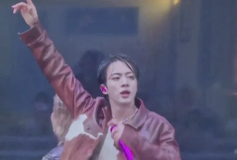 BTS「アリラン」ワルツ初日で、口パク疑惑…「ジン」マイク下ろすも、歌声が…[Body to body]