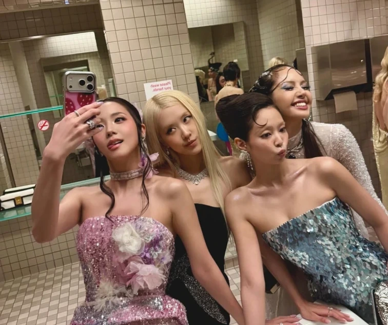 BlackPink、「メットガラ」トイレに集合！自撮り写真公開