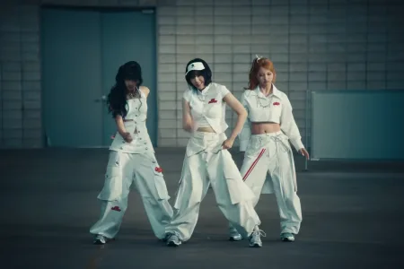 JYP新女性グル「Ourbirthday」、プレデビュー曲「Hungry」パフォ映像公開