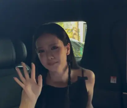 [BlackPink10周年] ジス、車内で涙+配信で謝罪「小さなイベントになって申し訳ない。コミュニケーションに問題あった」