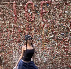 チェウォン「ICE出ていけ」背景写真をUP！[Le Sserafim]